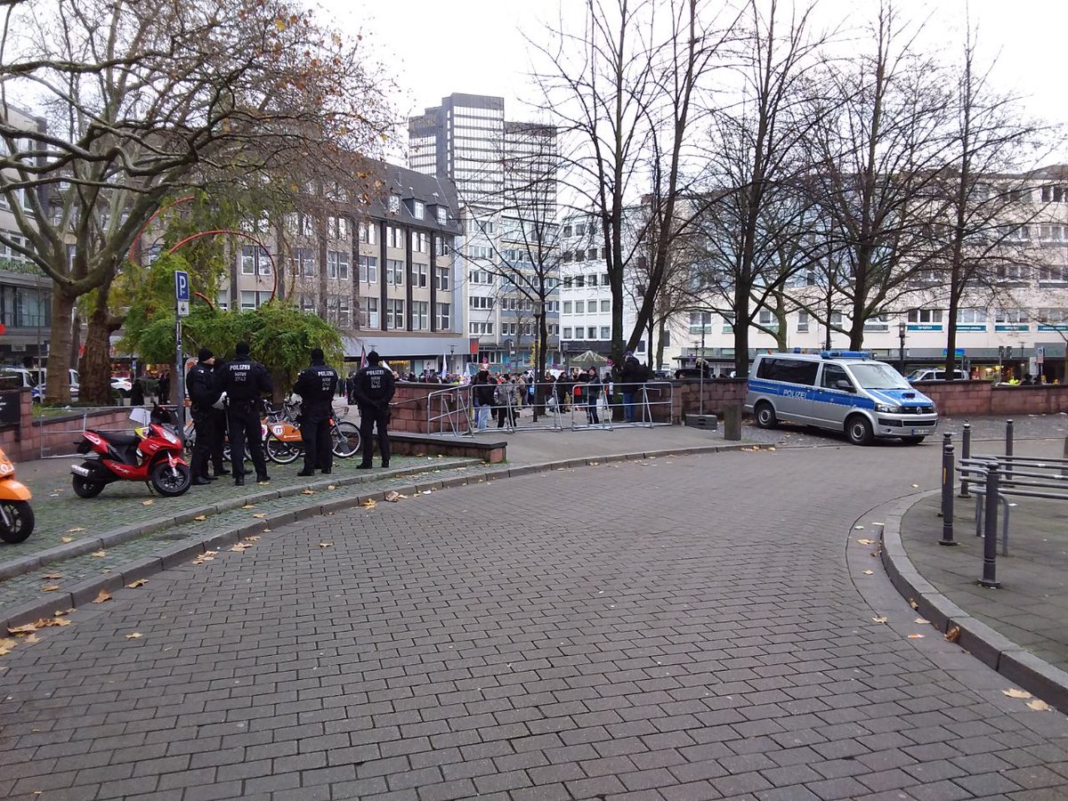 reclaimrosalux1's tweet photo. #e1112 Auftaktkundgebung: "NRW ERWACHT!" aus unserer Perspektive. Mit: Michael Schele ("Du bist ja überall dabei - müssen uns mal unterhalten!"🙈), das "Gesangstalent" Catherine, Sven B. &amp; Nathalie R.

Wieder dabei: Die "Freiheitstrommeln Bochum", Daniel &amp; Kevin - wieder barfuß🥶 https://t.co/VVWnFWfl9w