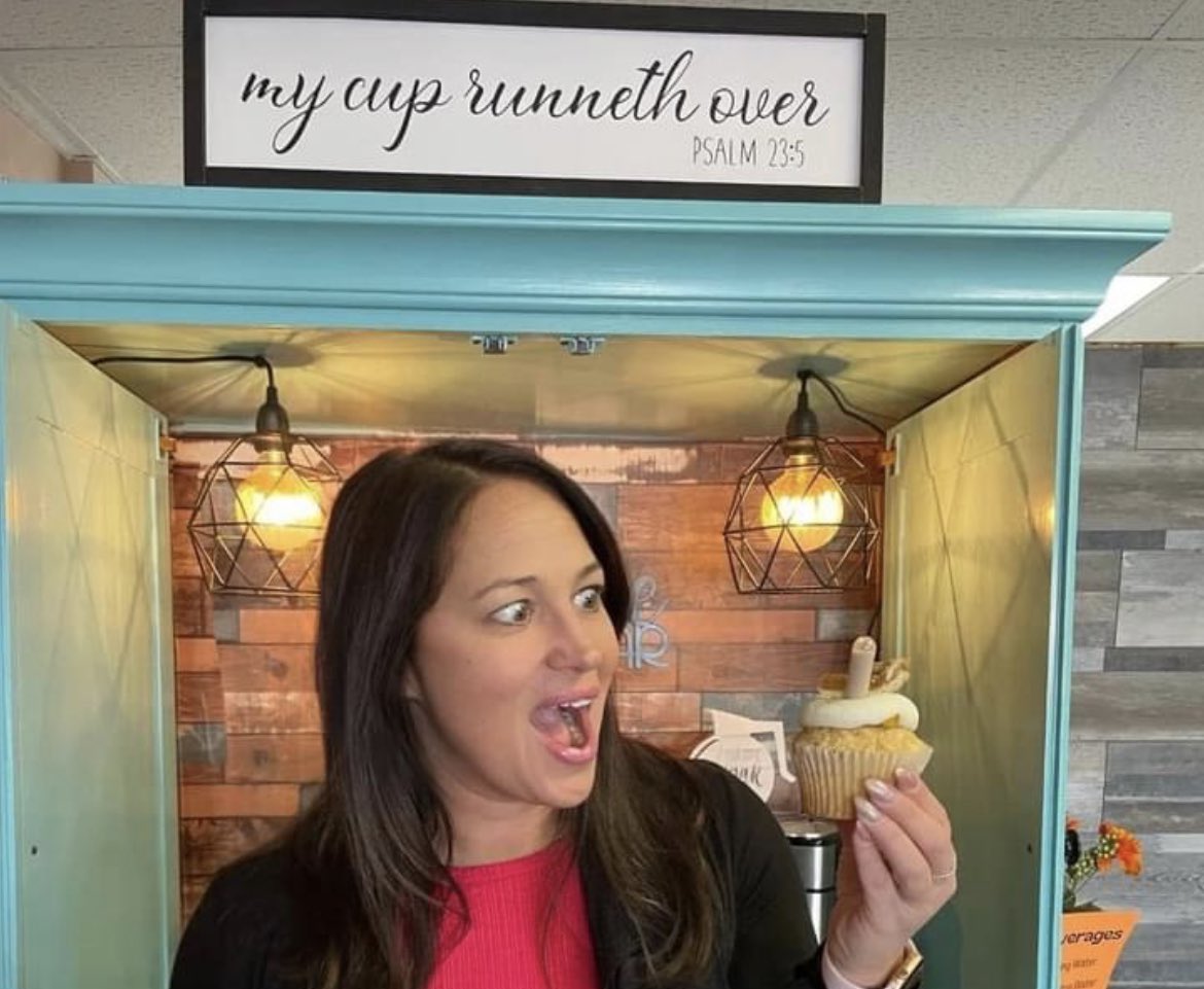 Cup cake and wine pairing today🍷🍷🍷. Visit our website for the next class. Yum!!!