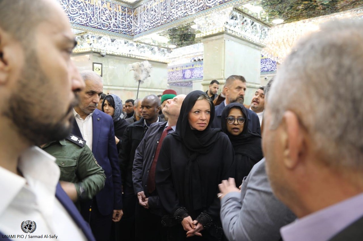 SRSG @JeanineHennis, accompanied by DSRSG for Political Affairs & Electoral Assistance, @claudio_cordone, visited the Imam Hussain Holy Shrine in #Karbala today. The UNAMI delegation also met with Sheikh Abdul Mahdi Al-Karbalai, representative of the Supreme Religious Authority.