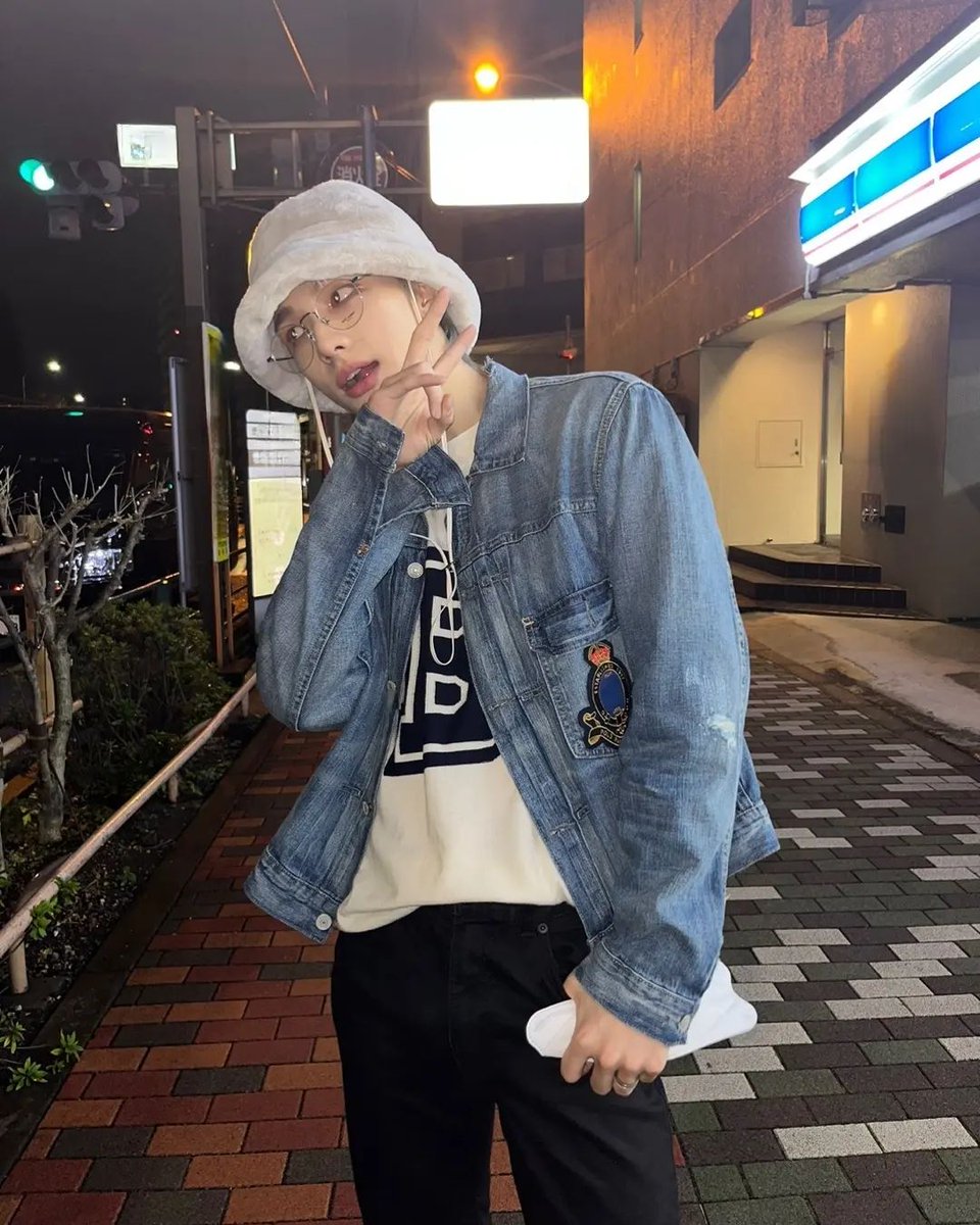 hyunjinpost's tweet photo. instagram update https://t.co/vLImf8clAR