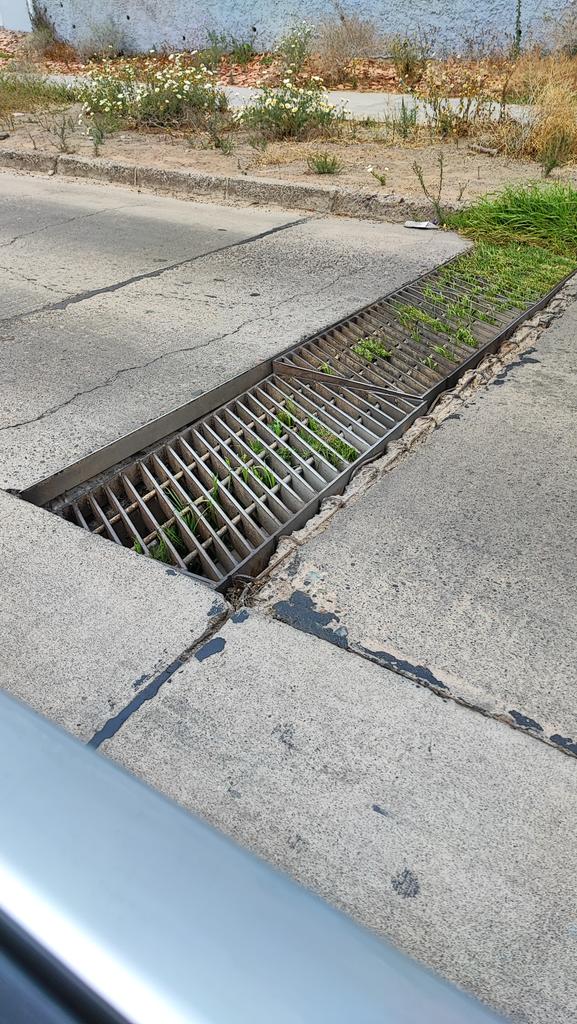 Pablo13038337's tweet image. @munilaserena @jacob_LaSerena
Alcalde. En los arayanes entre gabriela mistral y alberto arenas de poniente a oriente, esta reja de sumidero cada dia se hunde más y más