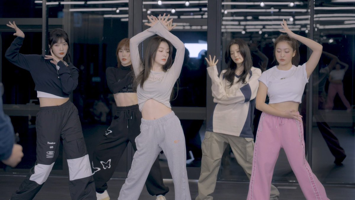 H2H_STEELLA's tweet photo. Red Velvet 레드벨벳 ‘Birthday’ Dance Practice Behind I RV Collection
https://t.co/JC3VlOQDs9
#The_ReVe_Festival_2022
#Birthday #벌스데이
#레드벨벳 #RedVelvet
#비하인드 #Behind
#RV_Collection #레벨컬렉션 https://t.co/iIGPVRUfE8