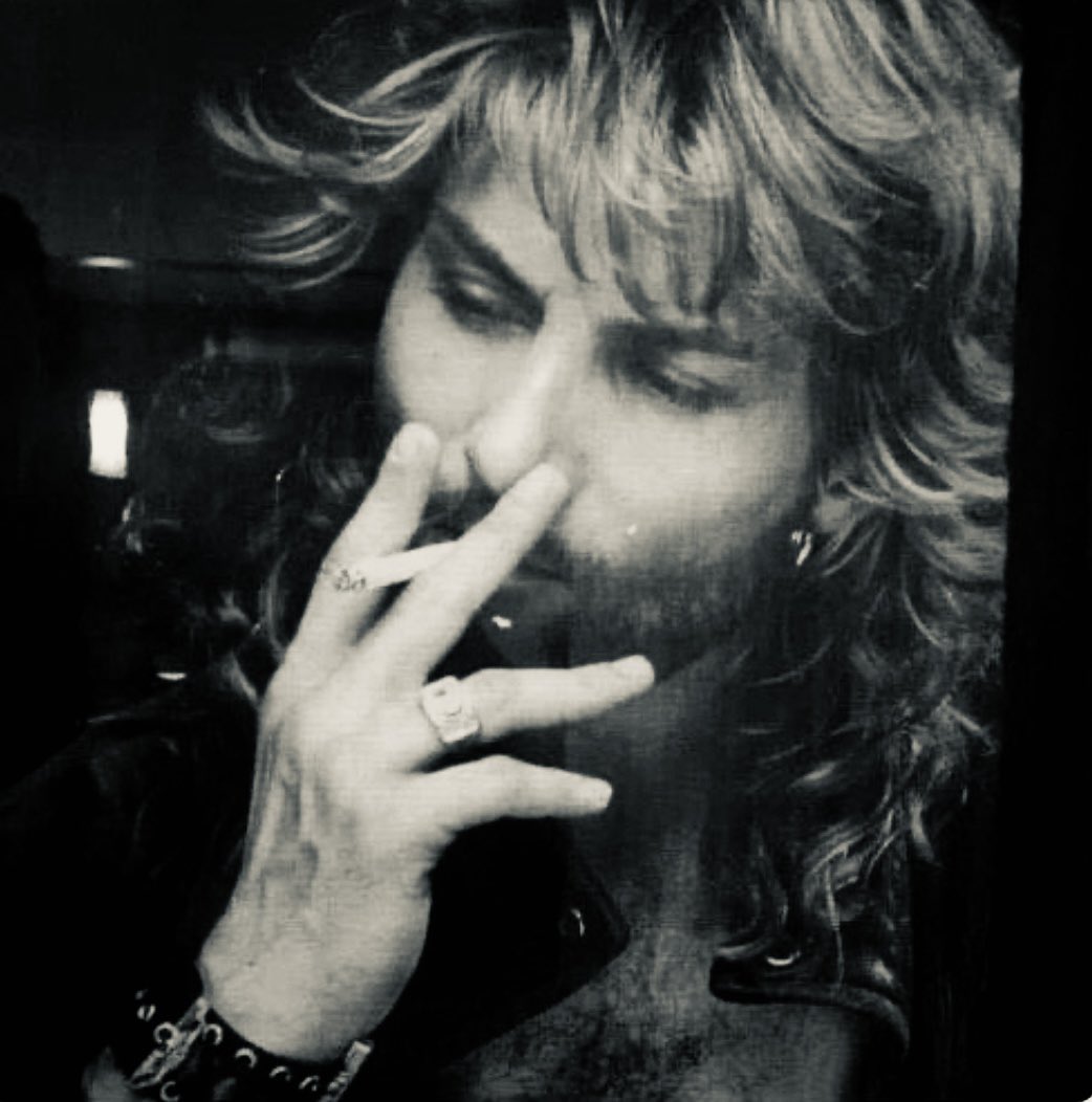 Seni sahne de izlerken nasil devlesirdin inanamazsin. Sadece bale degil tum sanat dallarinda; sana hayran olmamak imkansizdi.Cok erken oldu bu veda. Artik daha da yanlizlasiyoruz, azaliyoruz…Yattigin yer isikli olsun 🙏🙏🙏
#erdalugurlu