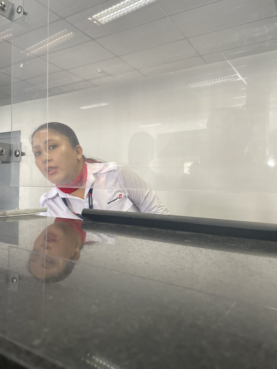 mariahakaro's tweet photo. @LATAM_PER @LATAMAirlines NO PERMITEN QUE LLEVE MI EQUIPAJE DE 6 KILOS EN CABINA Y ENCIMA PAGANDO EQUIPAJE DE BODEGA. OK. MI COMPUTADOR ESTÁ AHÍ Y ME ME DICE QUE ME VAYA A COMPRAR UNA MOCHILA “PUES” LE HAGO EL PAGO Y ME DICE NO TENGO SENCILLO “VE A CAMBIAR”. SINVERGUENZAS ABUSIVO https://t.co/gZSpI4UA2b