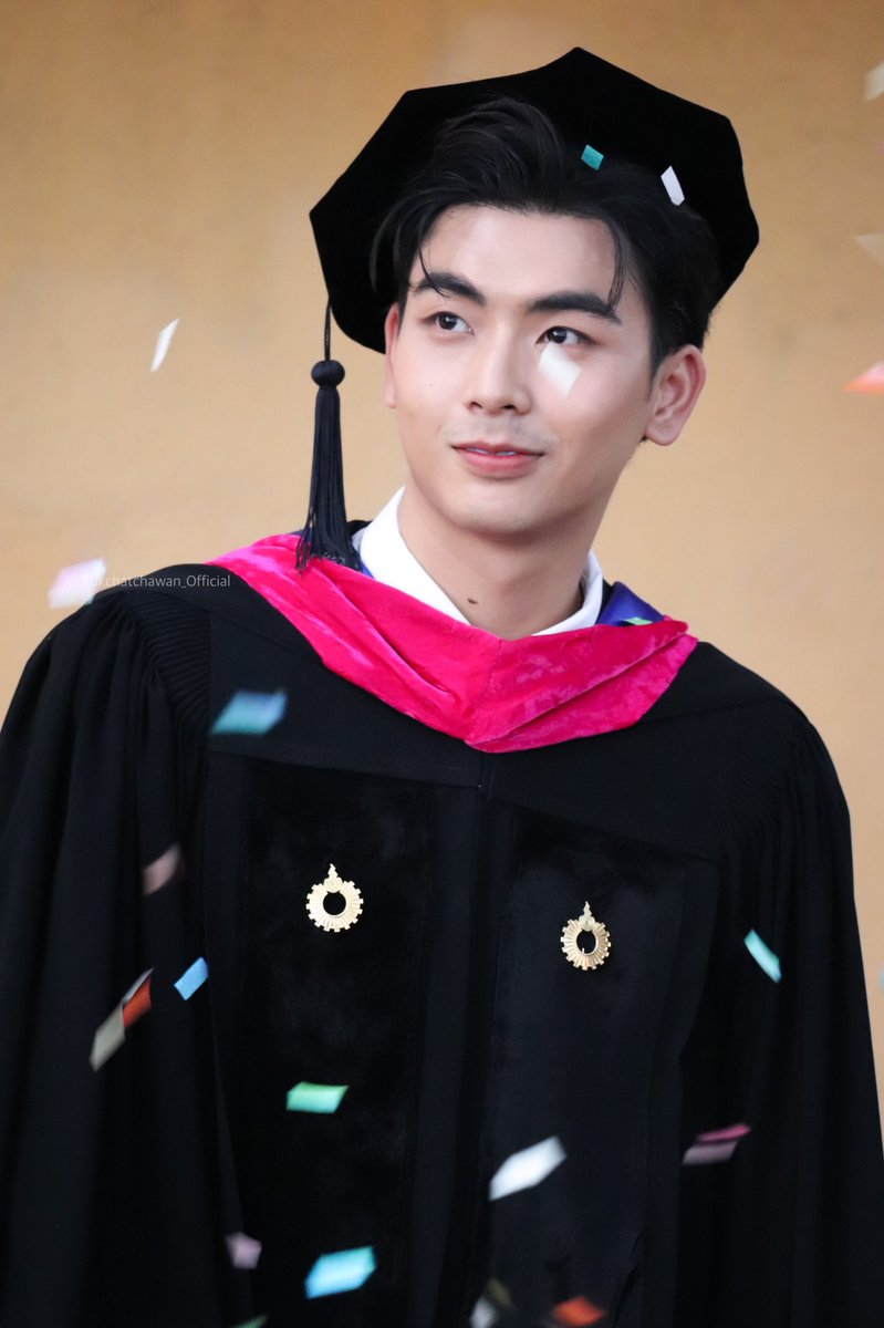 flukccwOfficial's tweet photo. Congratulation !! 🎉🎊

ยินดีด้วยกับบัณฑิตป้ายแดงอย่างเป็นทางการอีกครั้งนึงนะคะ ขอให้ฟลุ๊คประสบความสำเร็จ ชีวิตก้าวหน้าไปเรื่อยๆเลยนร้าาา คนเก่งของพี่แอด

วันนี้หล่อเป็นอปป้ามากคับ พี่แอดคิดว่าหนุ่มเกาหลีที่ไหน 
#flukccw @flukchatchaput https://t.co/zWpHUqVDbt