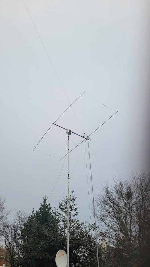 A Moxon for 10m band. Made from scrap and leftovers. SWR is below 2 between 27 to 30Mhz.