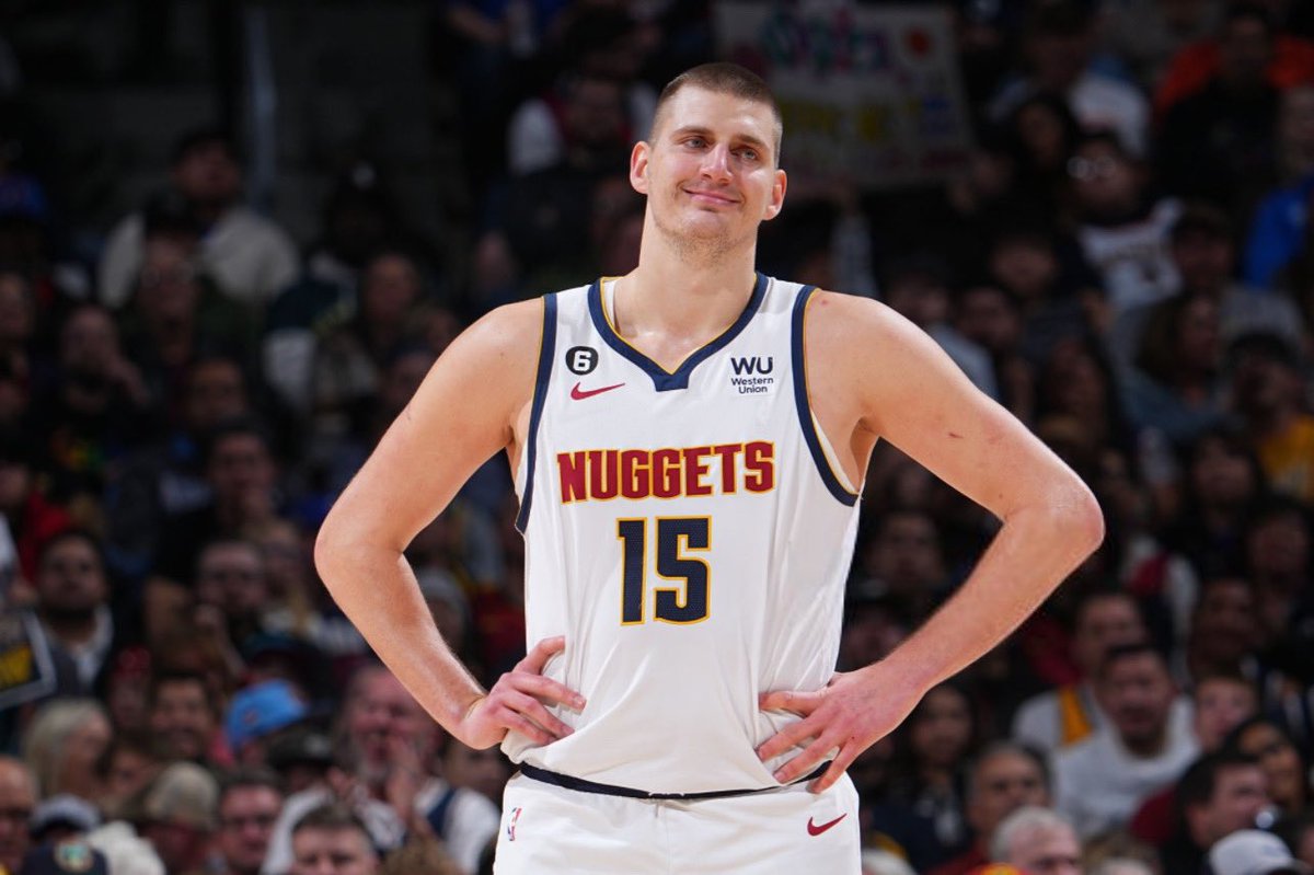 🃏 Nikola Jokic esta temporada:

• 23 partidos 
- 23.8 puntos.
- 10.1 rebotes.
- 9.1 asistencias.
- 1.2 robos.
- 62% FG.
- 31.6% 3P.
- 80.1% FT.
- 17 dobles dobles.
- 4 triples dobles.
- 3ro en el oeste.

Objetivamente: ¿Si no fuese el último b2b MVP, sería el máximo candidato?