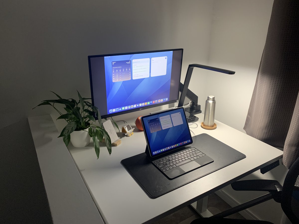 nielsdillen's tweet image. Upgrade my desk with a monitor! Now I hope @Apple releases iPadOS 16.2 with external monitor support very very soon! 🙂 #smalldesk #cosyworkspace
