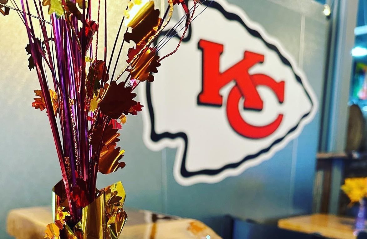 See Santa today from noon - 3pm &amp; catch the Chiefs take on the Broncos at 3:05pm. It’s all happening at <a href="/3TrailsBrewing/">3 Trails Brewing</a> #santa #beer #ChiefsKingdom #comedowntown