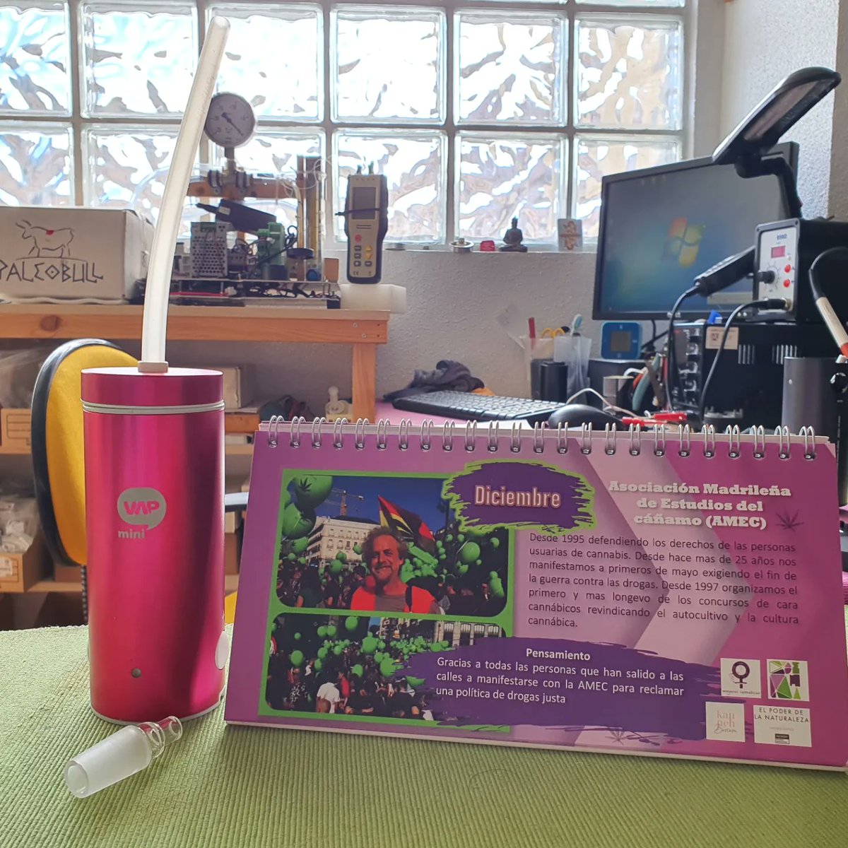 cannamuyer's tweet photo. En el taller donde montan los #Vaporizadores @MiniVAP #Burgos aprendimos un montón de #Vaporización 💚
Entrar y encontrar #Cannaman 😍 el #calendariocannabicoFeminista con el que decimos basta ya a la cosificación en la #CulturaCannabica: #subidon 💯💜💚👊🥰
#FeminismoyCannabis https://t.co/LBXh4lGgGW