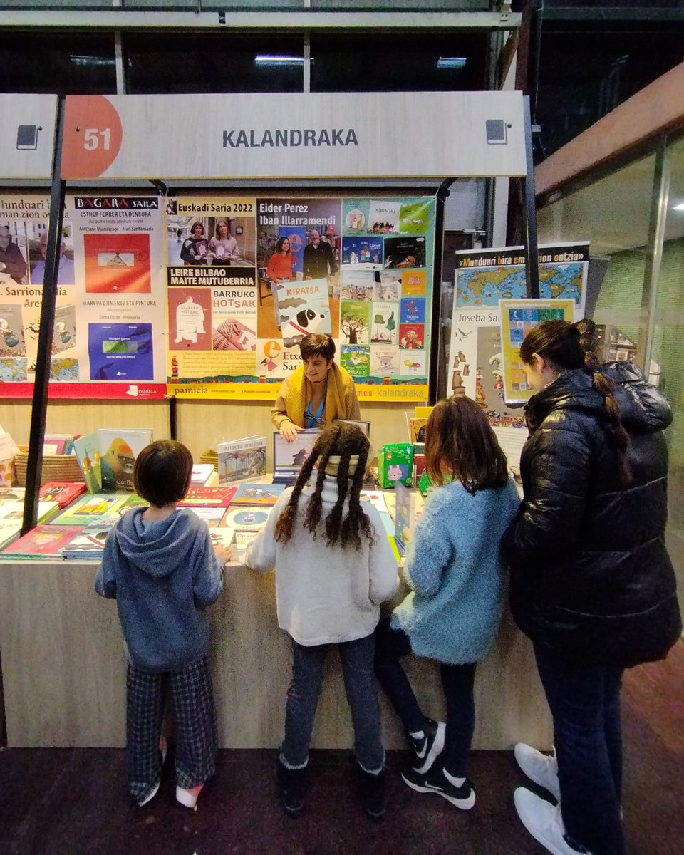 KalandrakaEdit's tweet photo. Finaliza la #DurangoAzoka tras cuatro intensos días de actividad entre #AmetsEgitekoLiburuak. Gracias a #LeireBilbao y las demás autoras y autores por acompañarnos, y a las lectoras y lectores por visitar el stand de @Pamielaetxea-Kalandraka para conocer las novedades en #euskara https://t.co/8dlLCvTYWk