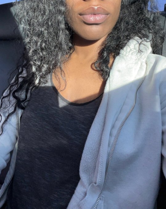 the lips they pay for https://t.co/ZVTbzkg3xR