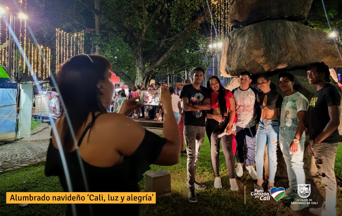 DiegoCortesRey's tweet photo. De seguro muchas cosas aún no sabes del alumbrado #CaliLuzyAlegría 💙❤️💚. Aquí te las cuento😉:

1. A diario recibimos más de 15 mil visitantes en la zona centro del Alumbrado Navideño. https://t.co/A48jd9oLLH