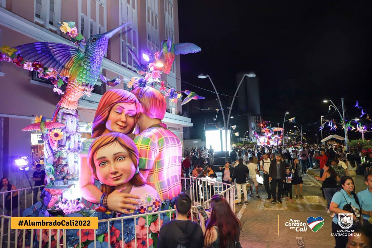DiegoCortesRey's tweet photo. De seguro muchas cosas aún no sabes del alumbrado #CaliLuzyAlegría 💙❤️💚. Aquí te las cuento😉:

1. A diario recibimos más de 15 mil visitantes en la zona centro del Alumbrado Navideño. https://t.co/A48jd9oLLH