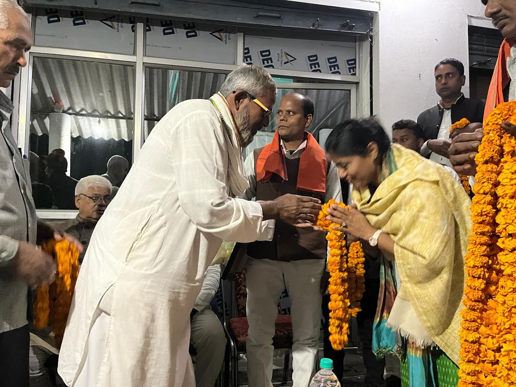जौनपुर में कार्यकर्ताओं के प्रेम एवं स्नेह से अभिभूत हूं , सामाजिक न्याय की लड़ाई में जौनपुर हमेशा सबसे आगे खड़ा दिखता है...
कमेरावादी विचारधारा का झण्डा लेकर चलने वाले योद्धाओं के नाम जब भी लिए जाते हैं तब-तब जौनपुर का नाम अपनी एक अलग पहचान रखता है...