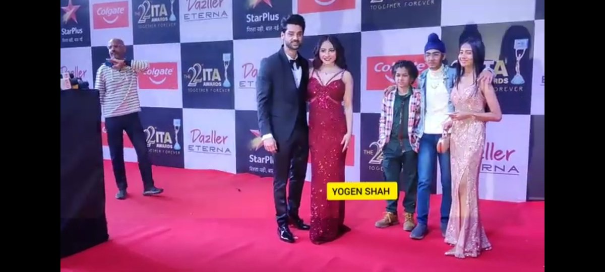 WahiFanGirl's tweet photo. Why Dimpy shampy in the frame....they r spoiling the whole frame....it's looking like...karan wahi has come for babysit these kids #ChannaMereya #KaranWahi
https://t.co/taoZ8ivUhc https://t.co/wdu2uATCK6
