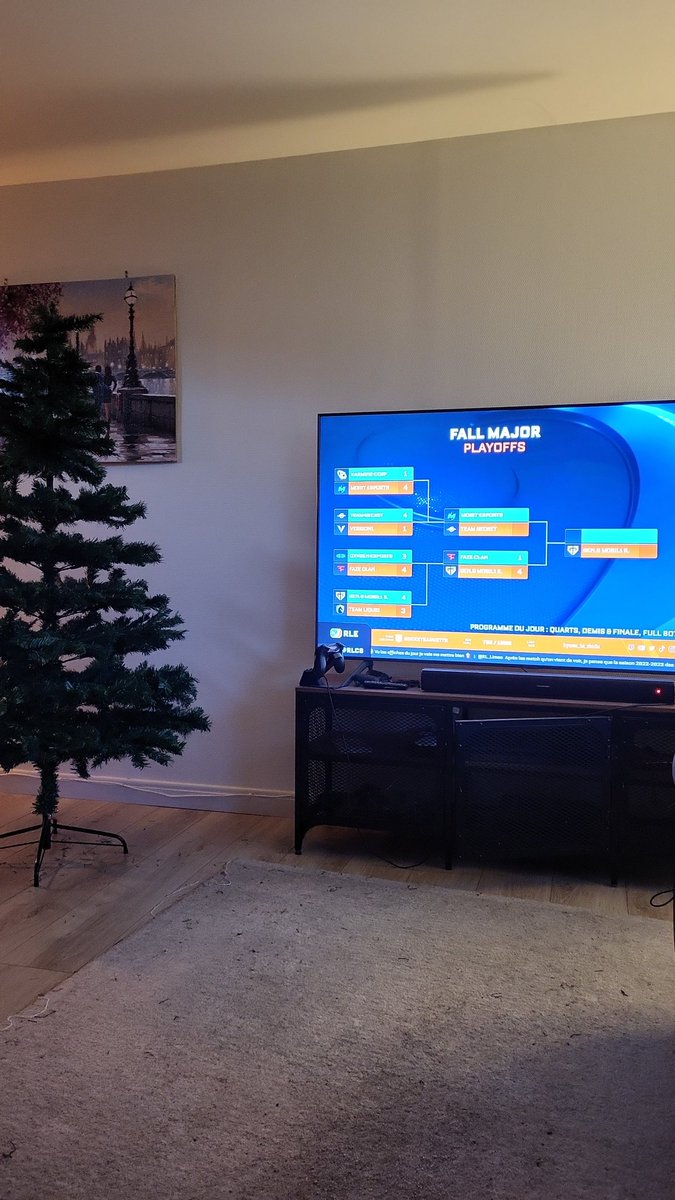 choupisson_rl's tweet photo. Dimanche = installation du sapin avec les #FallMajor Rocket league à côté 👍 https://t.co/9Fm0d9BWMd