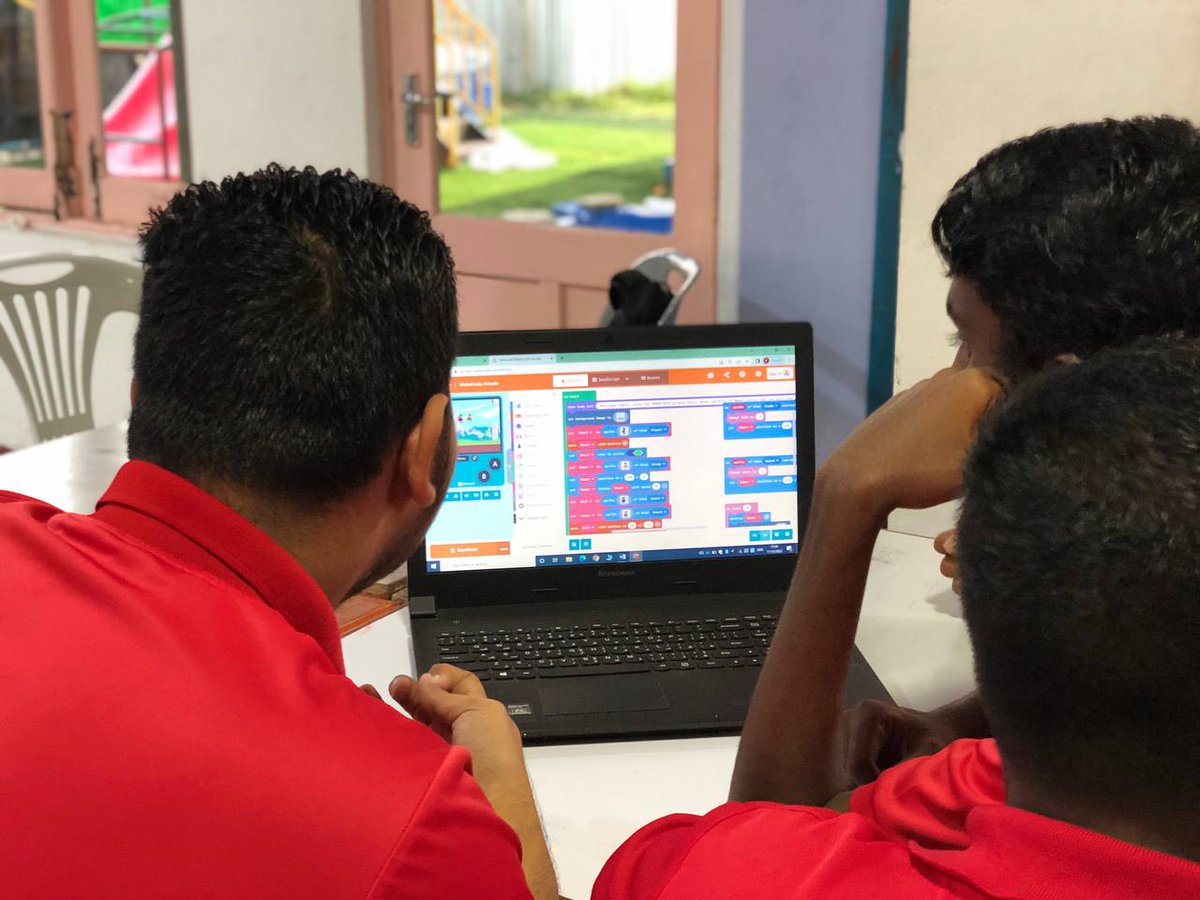 womenintechmv's tweet image. Students of Fuvahmulaku School joined us today for a fun #HourOfCode building the Wakanda Forever activity.

#HourOfCodeMV
@MoEdumv @Dhiraagu @FSFuvahmulah @codeorg
