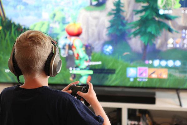 SaycheeseDGTL's tweet image. Parents are suing Epic Games claiming their kids are addicted to Fortnite! “My kids don't take care of their hygiene.. they don’t take showers. They barely eat or sleep anymore”