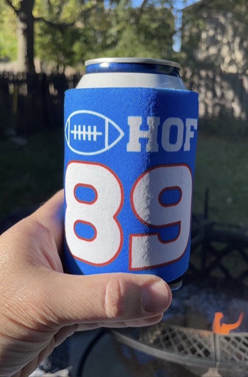 🚨 GIVEAWAY TIME 🚨 

I’m giving away the following to ONE #BillsMafia Fan!

-Darryl Talley autographed 8x10 photo
-Tasker HOF koozie
-Tasker rookie card 

All you have to do is:

1. Follow this account
2. Retweet this tweet

Winner announced Saturday.