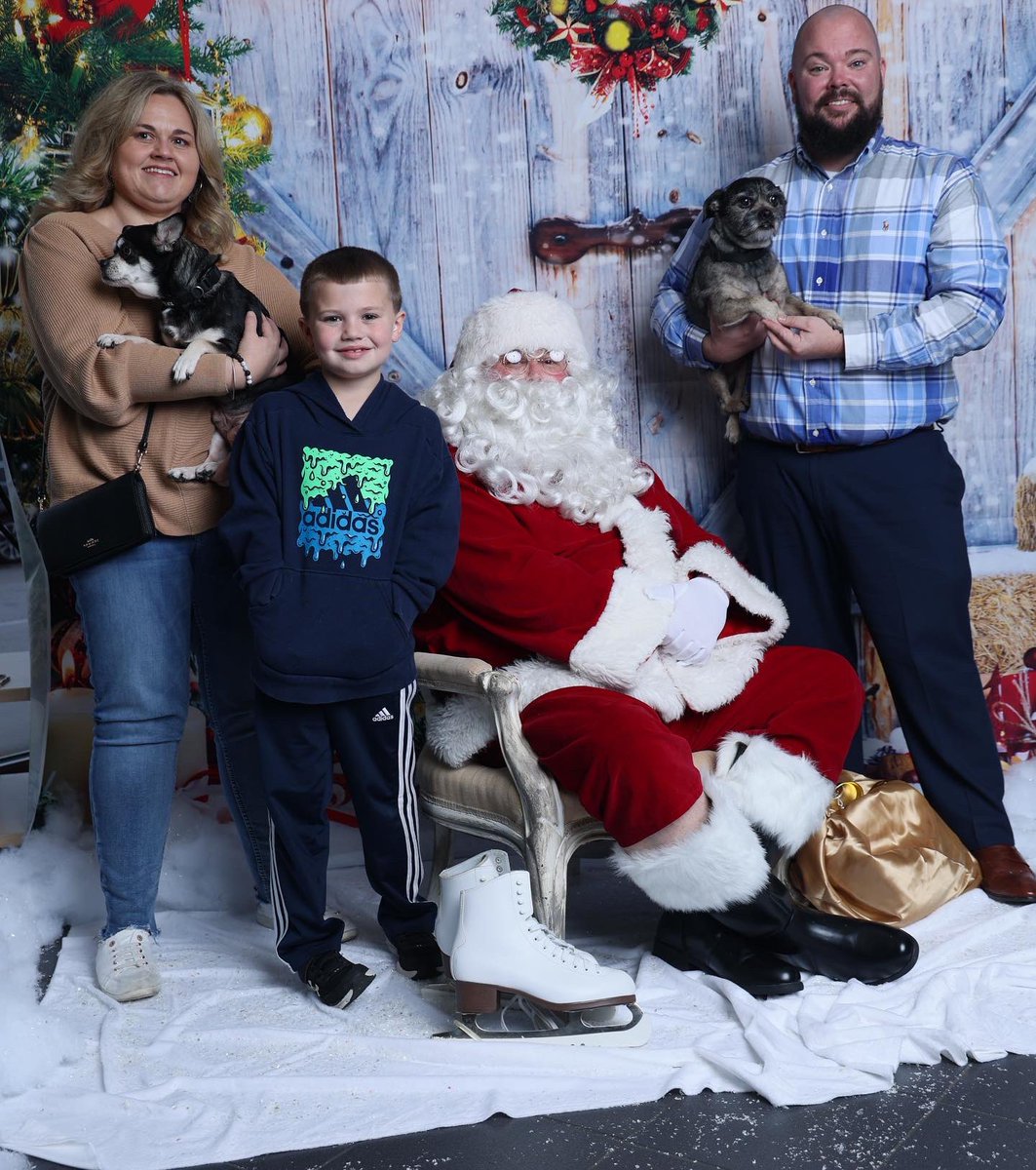 Fant_Foundation's tweet photo. Such a great time yesterday working with Julius Shirley (photographer)  and BMW of Bowling Green. amazing pictures were taken! thank you to everyone who came by! Santa put a smile on everyone’s faces! 

Happy Holidays!💚 https://t.co/PgdpD0cGpM