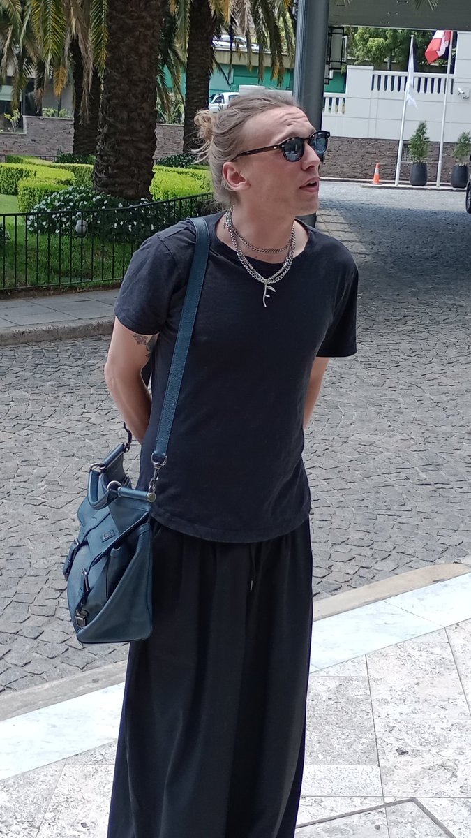 pasioninefable's tweet photo. Declaro a Jamie Campbell Bower el hombre más dulce, atento, AGRADECIDO, GRACIOSO Y BELLO QUE PISÓ ESTE PAÍS. https://t.co/jp6MppaOwv