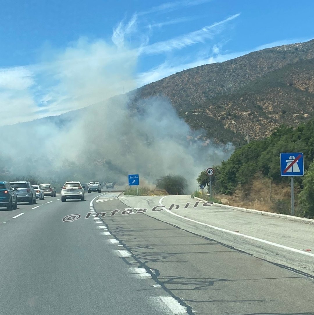 INF0SCHILE's tweet photo. ⚠️#Casablanca 🔥#I.F #Ruta68 km 58 Direcc Stgo Sector Área de Servicios #Veramonte. https://t.co/eF79iF75Wm