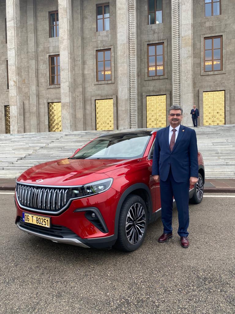 61 yıl önce TBMM önünde benzini bittiği için engellenen yerli otomobil bugün tüm muhteşemliği ile TBMM'de ...
Türkiye’nin yerli ve millî otomobili #Togg  Gazi Meclisimizde..
Hayal gerçek oldu.
Gururluyuz.