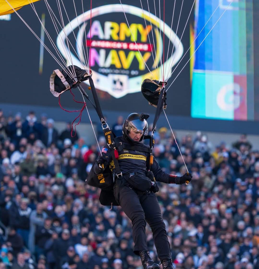 #EOD’s Devin Diaz jumped into the Army Beat Navy Game! Bringing victory with him! #GoArmyBeatNavy #goarmyeod @ArmyGK