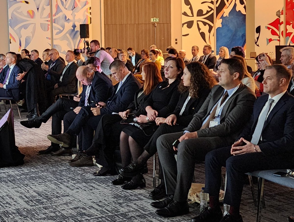 DedaJeta's tweet photo. Përfundimi i suksesshëm i EU - Balkan Summit nuk ka kaluar pa një jehonë pozitive edhe në javën @CEFTA_ në fjalët e Komisionerit @OliverVarhelyi dhe Drejtore së EC për WB, Michela Matuella. Suksesi i 🇦🇱 për projektin SEED+ CEFTA TRACES NT është zgjerimi me 18 produkte i listes.🇪🇺 https://t.co/ZdBwP7i0AA