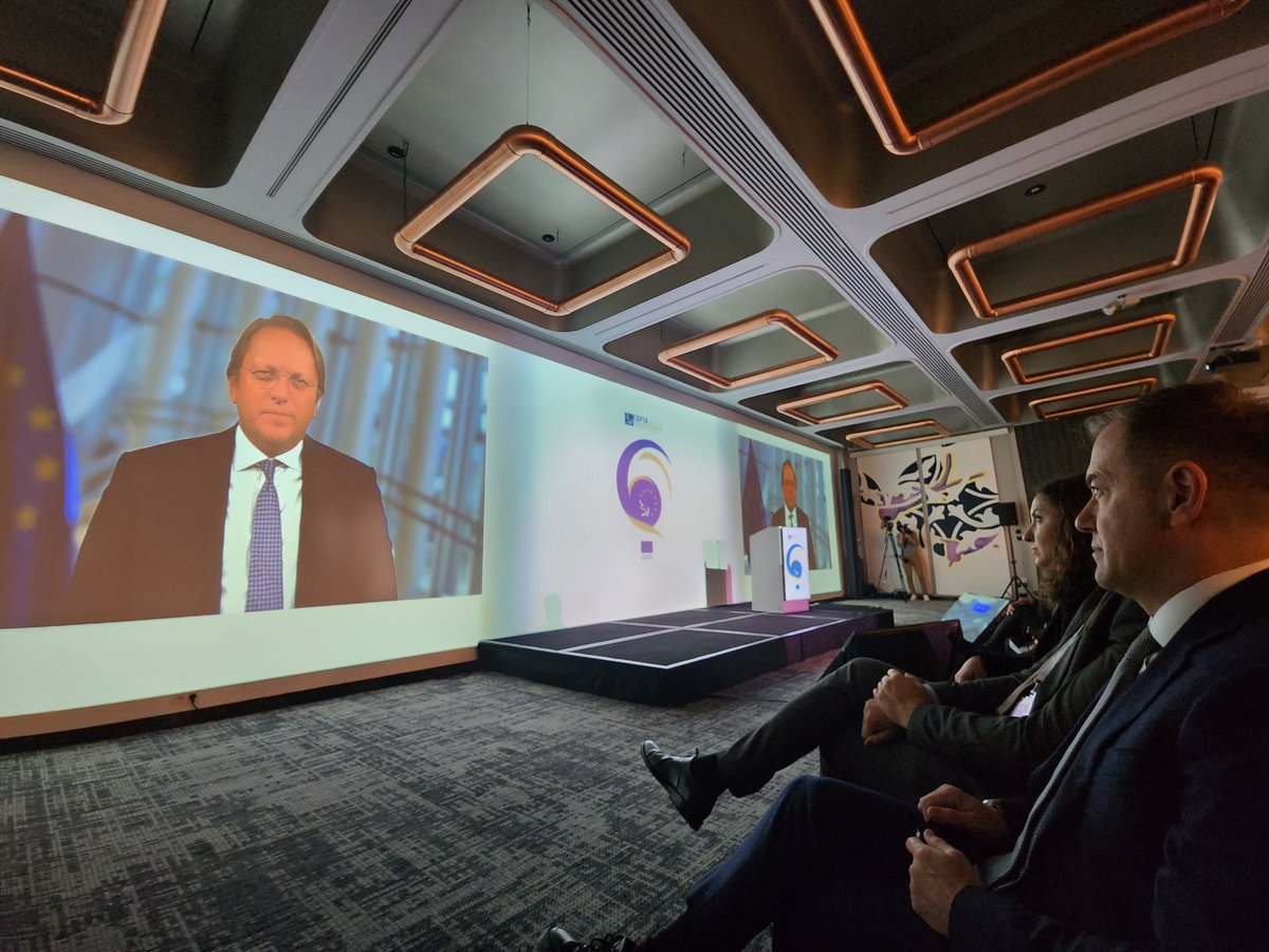 DedaJeta's tweet photo. Përfundimi i suksesshëm i EU - Balkan Summit nuk ka kaluar pa një jehonë pozitive edhe në javën @CEFTA_ në fjalët e Komisionerit @OliverVarhelyi dhe Drejtore së EC për WB, Michela Matuella. Suksesi i 🇦🇱 për projektin SEED+ CEFTA TRACES NT është zgjerimi me 18 produkte i listes.🇪🇺 https://t.co/ZdBwP7i0AA