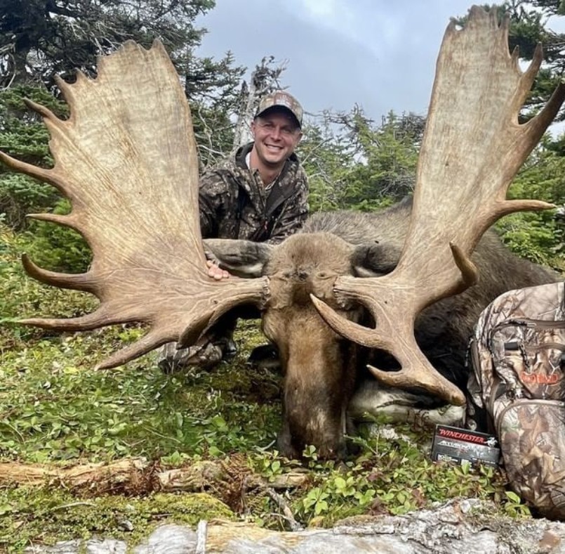 winchester's tweet image. Check out this massive bull moose the team from Canada In The Rough was able to take down on a recent hunt!

📸: @BeasleyBros 

#moosehunting #winchesterammunition #tagpunched #bullseason