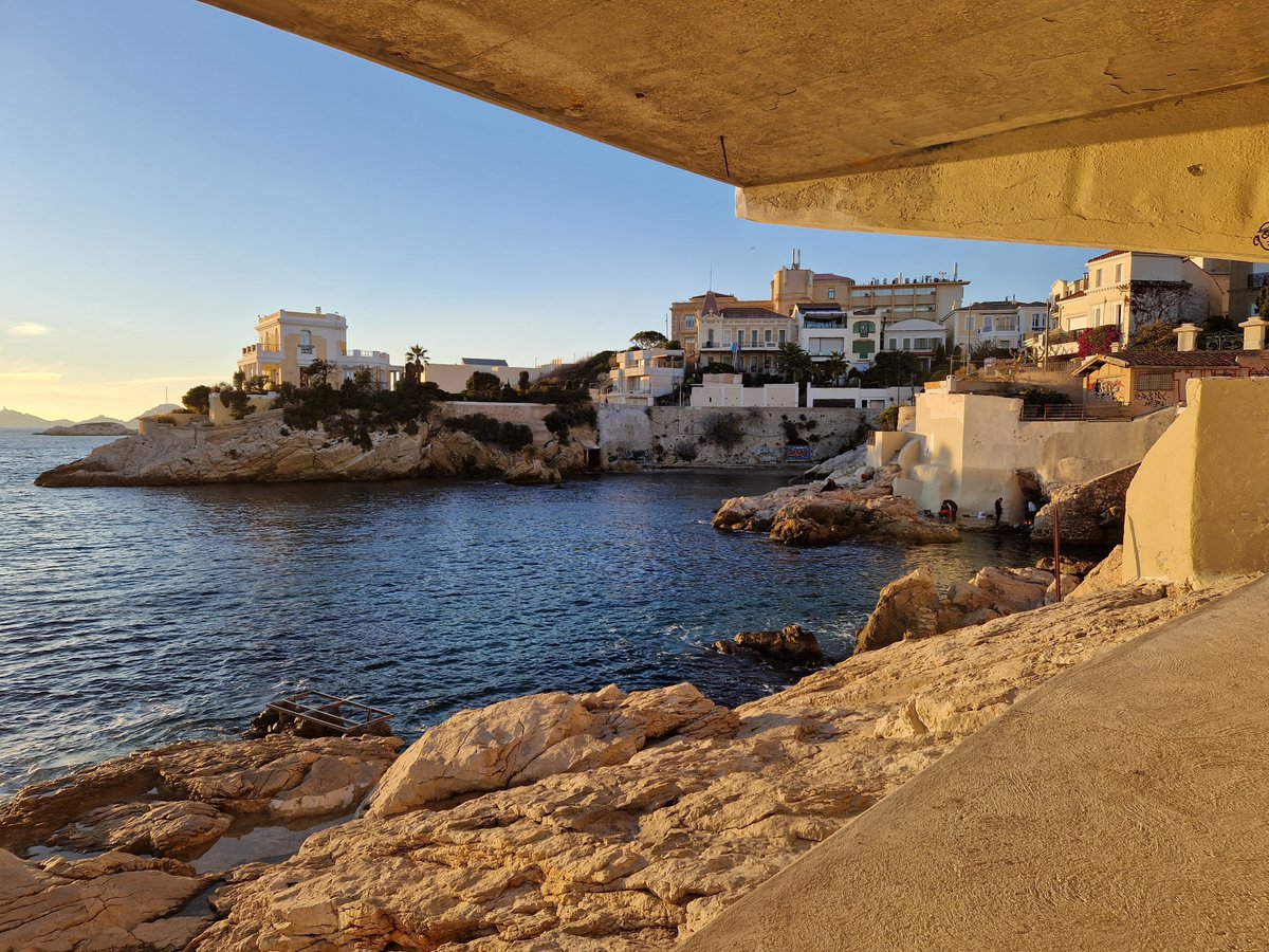 TOURISMEMARSEIL's tweet photo. Vu aujourd'hui avec grand plaisir à #Malmousque sous une très belle lumière hivernale, la promenade sous le parking du Petit Nice Passedat sans son long muret et avec un tout nouvel escalier...une nouvelle perspective sur les roches plates et la mer. #Marseille https://t.co/F3w2IrtZrg
