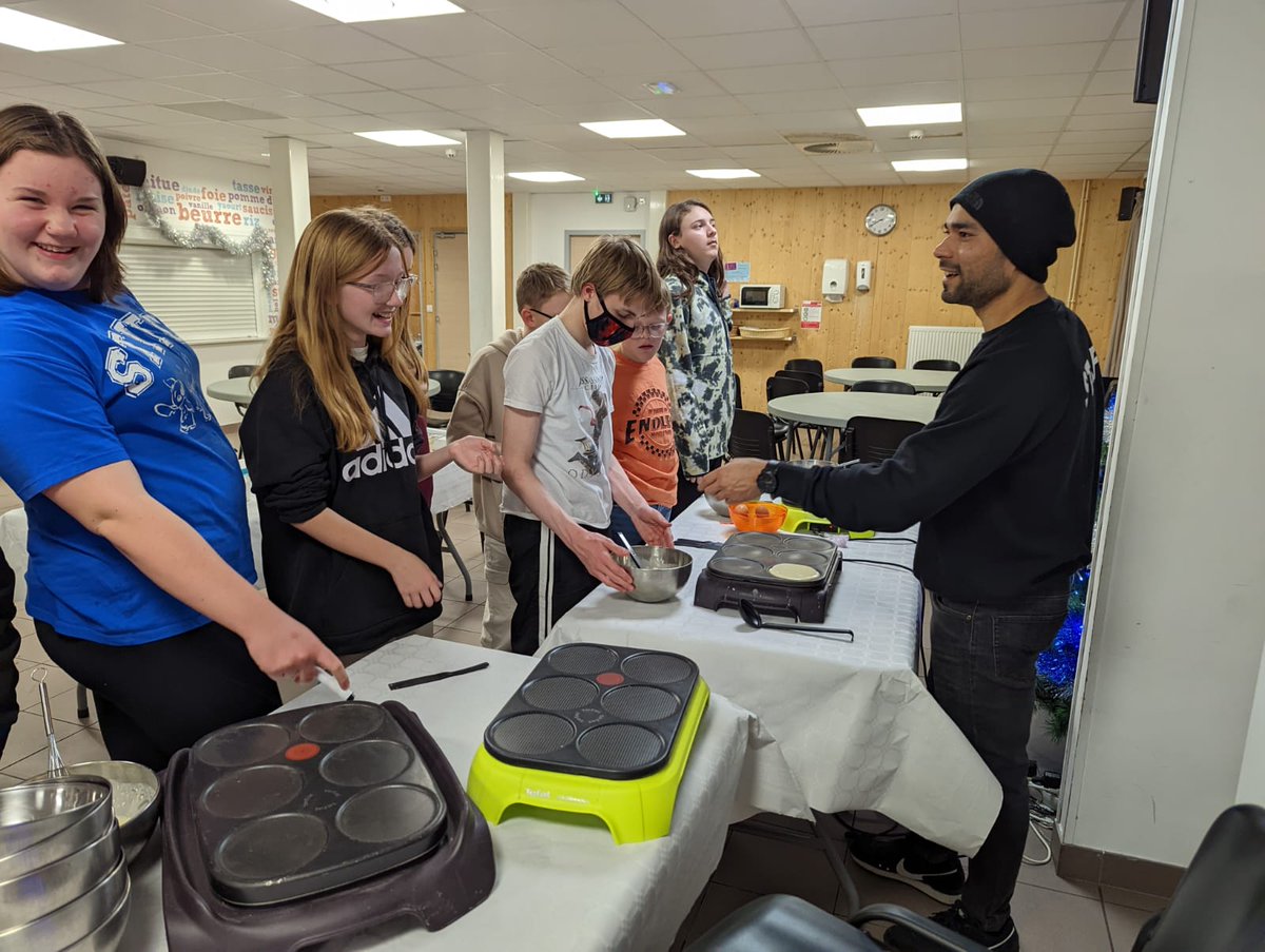 CoedcaeMFL's tweet photo. Tour is due to arrive at 5.30pm (tonight 😉). The coaches will park in the same location as Friday morning. Please leave space for pupils to safely access their luggage from the boot. #laststretch #FranceDeember22 #CoedcaeSchool https://t.co/ig7ZQ4uxXy