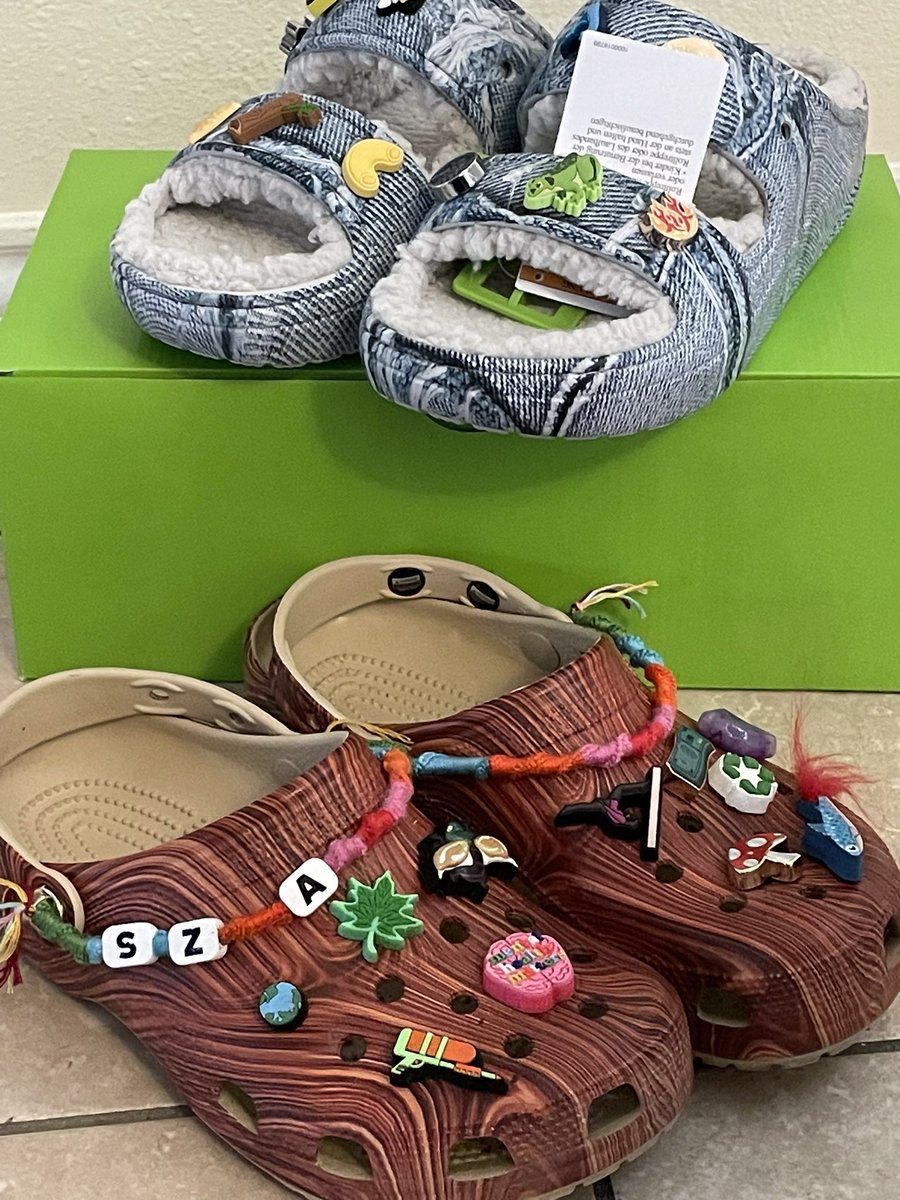 szalishhh's tweet photo. AH THEY HEREEEEE #SZAXCrocs 💙 @sza THANK YOU !! https://t.co/a5WXQtrV2e