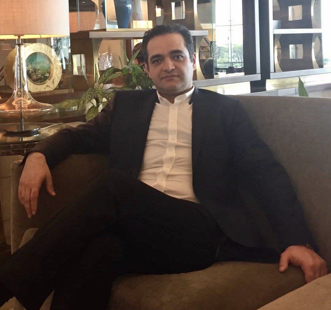 دکتر #علیرضا_ارادتی روز پنج‌شنبه در محل کارش با ضرب و شتم جلوی چشم دخترش و به جرم فعالیت در فضای مجازی بازداشت شده. ماموران سپس به خانه‌اش رفته و وسایل الکترونیکی را با خود برده‌اند. 
علیرضا تاکنون با خانواده‌اش تماسی نگرفته است و خبری از او نیست. 

#ريتوييت_لطفا 

#مهسا_امینی