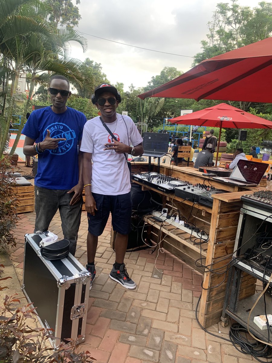 Sunday Hoops and chill with mans like ⁦<a href="/DeeJayCloz/">DeeJay Cloz 📀🇺🇬</a>⁩ via ⁦<a href="/penters_lounge/">Penter's Lounge</a>⁩ 🔥🔥