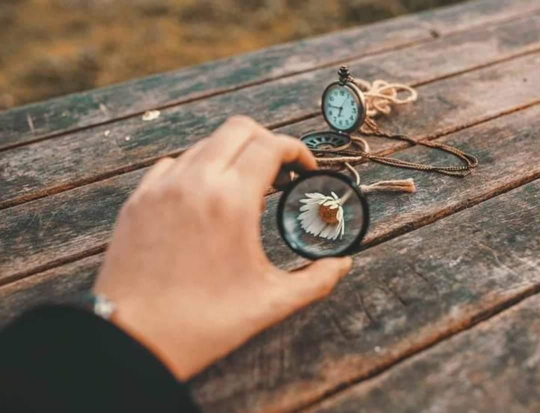 Bir çok insan
hayatı, gibi yaşıyor...
İyi gibi...
Mutlu gibi...
Sever gibi...
Yaşar gibi...
Aşık gibi.
Var gibi yok gibii...