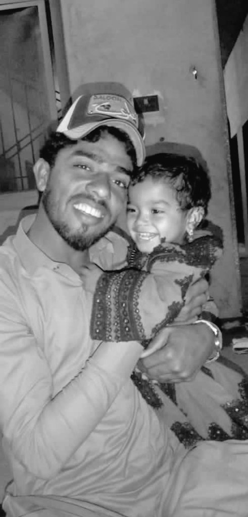 تو مرچی بلکیں گیشتر زیب دار ئے،
بلے نوں دیدگاں چارگ شَمُشتگ۔
منیر مومن