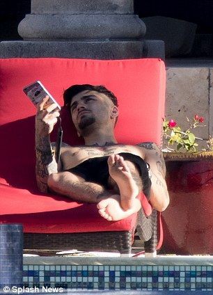 ZaynZaddy3's tweet photo. ME : WAITING FOR ZAYN TOO POST SOMETHING
MEANWHILE : ZAYN RELAXING SOMEWHERE AND NOT INTERESTED TO POST ANYTHING
#missingzayn 🥲✌️ https://t.co/Ah9bN4dCM3