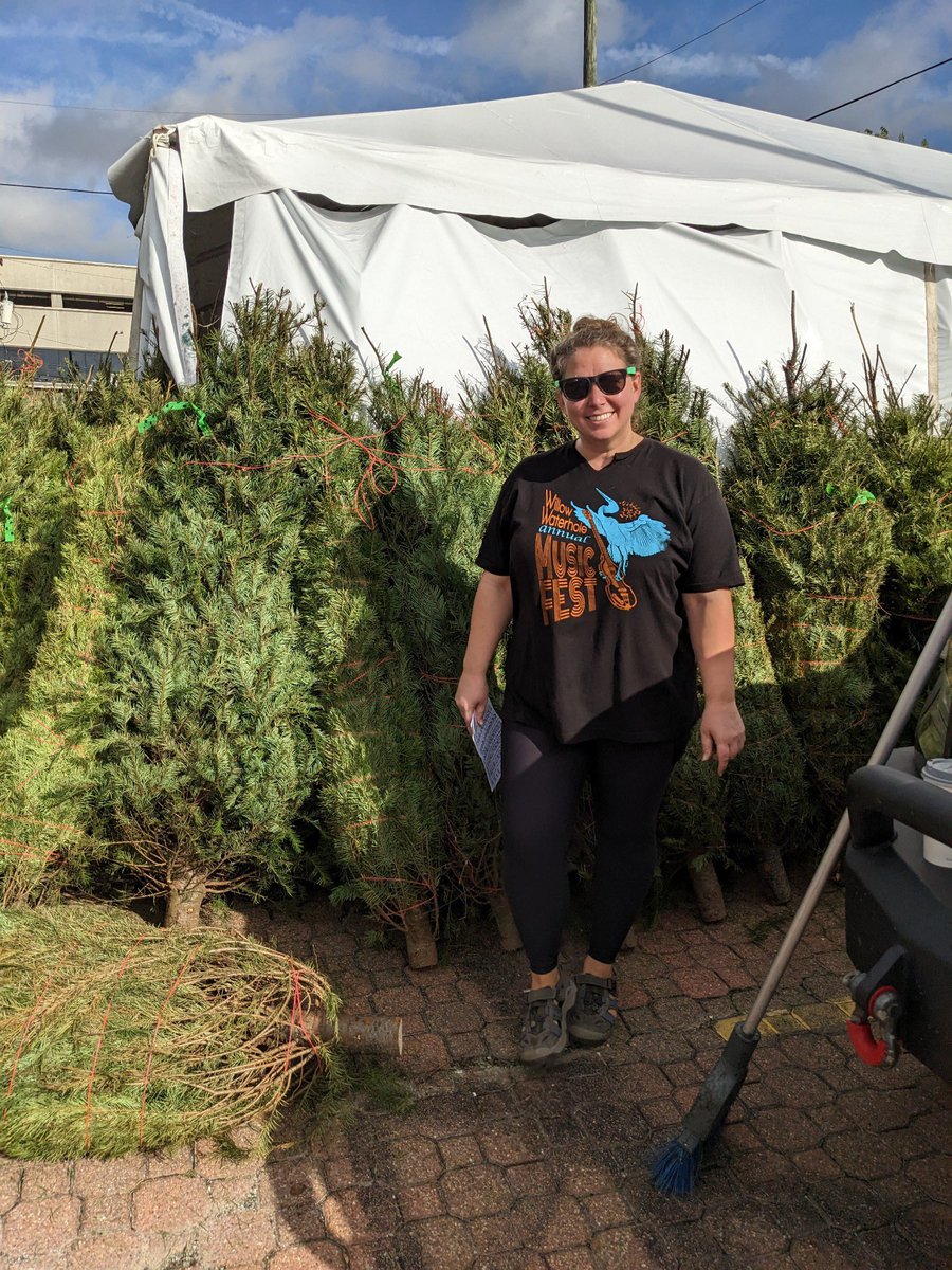 west_division's tweet photo. Shout out to the Bellaire ESO1 Wraparound team for being able to provide over 75 Christmas trees to families in need. https://t.co/2v5T6UJYBy