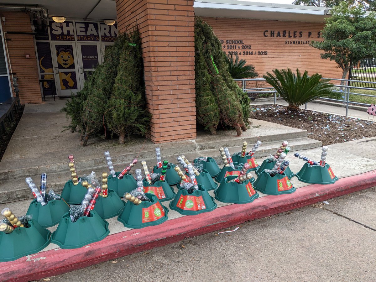 west_division's tweet photo. Shout out to the Bellaire ESO1 Wraparound team for being able to provide over 75 Christmas trees to families in need. https://t.co/2v5T6UJYBy
