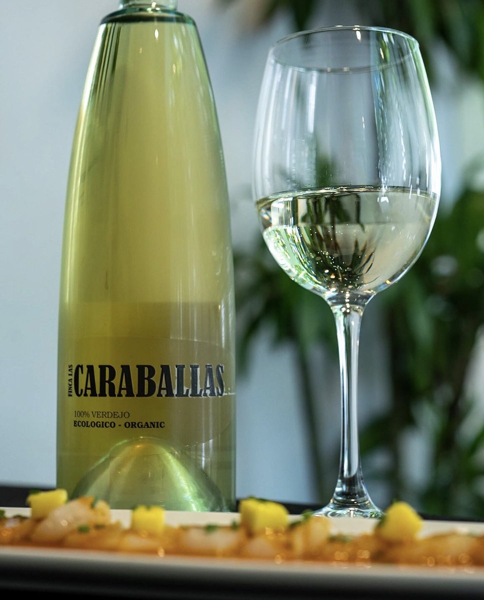 CARABALLAS's tweet photo. Terminamos la semana con una copa de verdejo ecológico Finca las Caraballas .#FelizDomingoATodos https://t.co/Qj7xsEbqaB