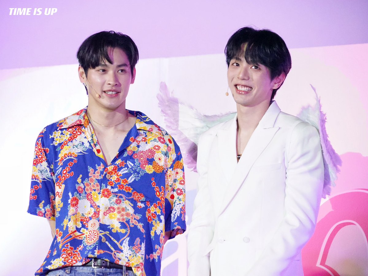 TimeIsUppoompat's tweet photo. 🖤🤍 #เก้าอัพ https://t.co/idvN9rRmxN