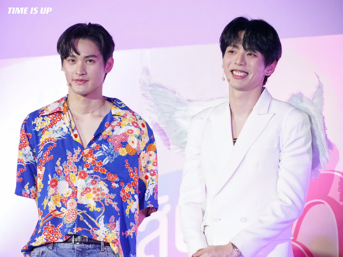 TimeIsUppoompat's tweet photo. 🖤🤍 #เก้าอัพ https://t.co/idvN9rRmxN