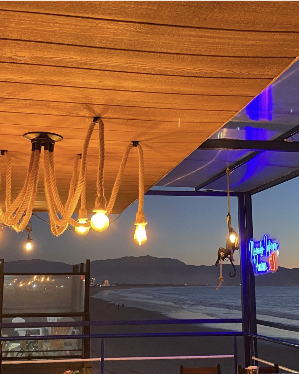 Manuroiz88's tweet photo. El día de ayer abrí un restaurante, se siente chingon apostar a uno mismo.

No sé ni madres del giro, pero estoy aprendiendo y me llena de satisfacción hacerlo.

Si en algún momento visitan Ensenada B,C. los invito a que nos visiten. 

Smiths Restaurante &amp; Bar. https://t.co/TIupWHdR3g