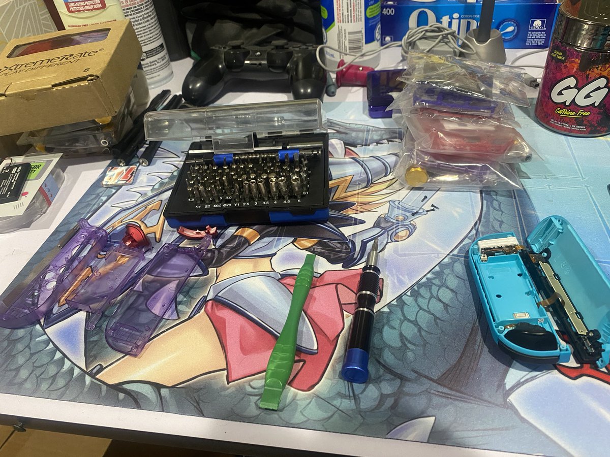 HeroAiyami's tweet photo. The Dr is in. Controller surgery today on a pair of joy cons & a ps4 controller check-up/cleaning. Aiming to be productive today. #icanfixit #customization #gaming #controllers #PS4 #joycons https://t.co/dWWcBarlBY
