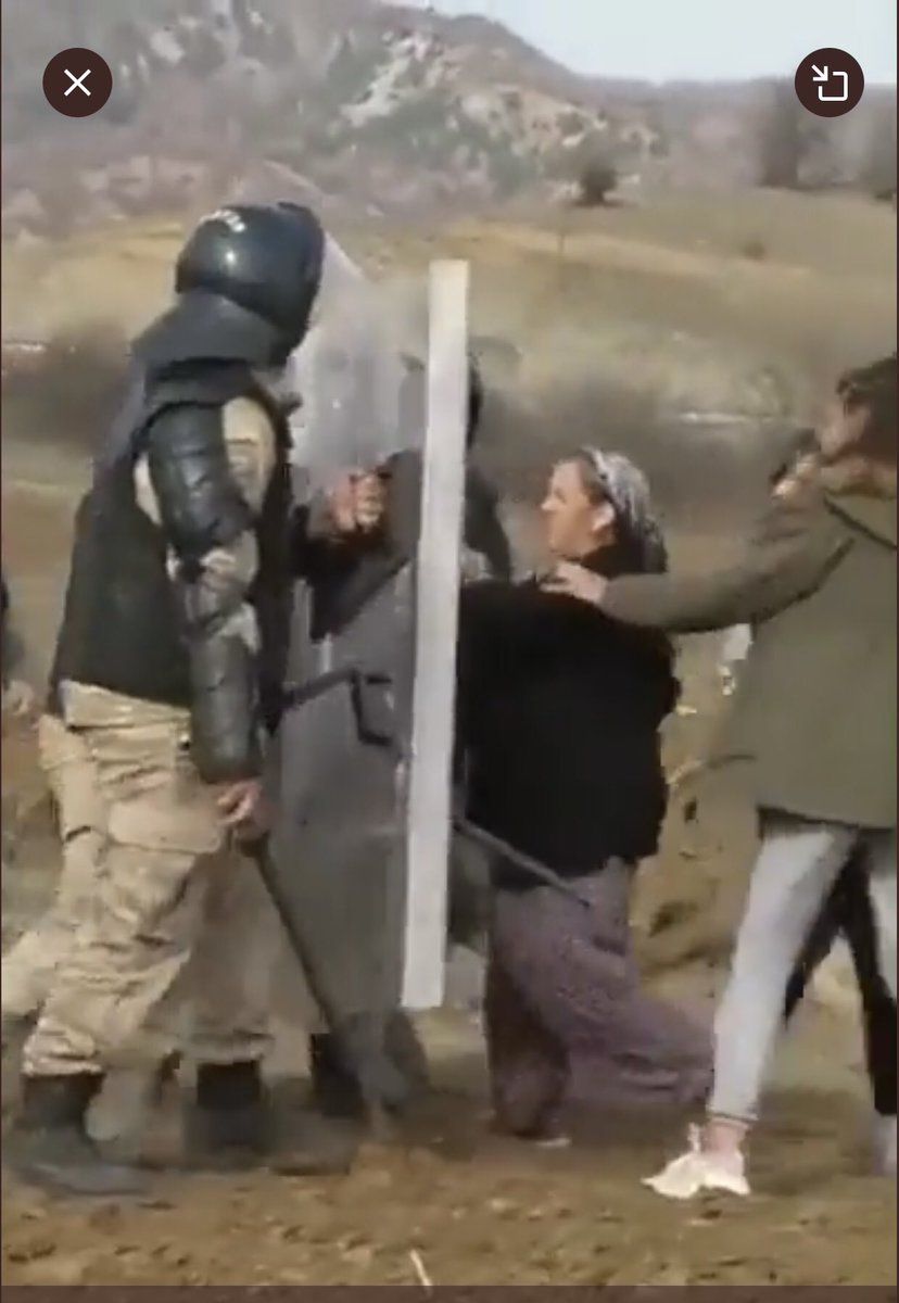 supylmz's tweet photo. Amasya Taşova ilçesinde İşte ne olursa olsun toprağını koruyan Türk kadını! Bundan 100 yıl önce işgalcilere geçit vermediği toprakları bugün kendi askerimize karşı korumaya çalışıyor ! Yazık çok yazık! https://t.co/RyJ7xg9L5W