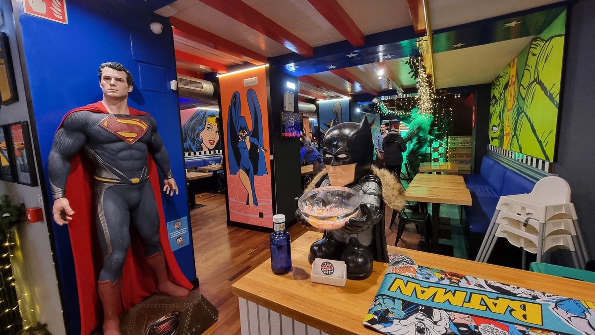 Tycho_fan's tweet photo. He estado un ratito en el restaurante #ComicPlanet y el ambientillo es super chulo para comer en plan familiar o con colegas. Ojo a la hamburguesa Joker 🤓
@YeOldeNemesis @Cris_Arcades https://t.co/neuq48ewJU