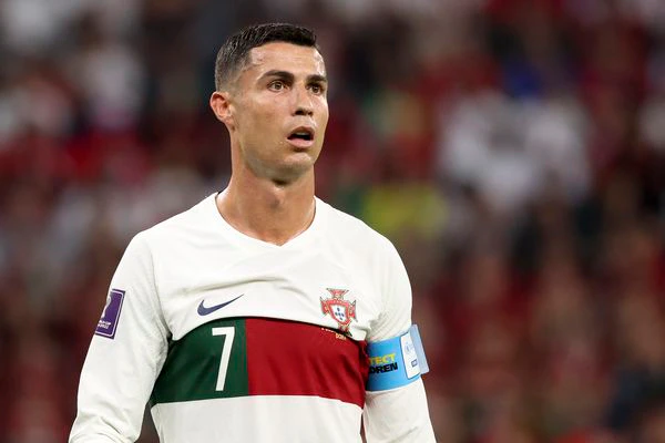 Cr7stianismo_'s tweet photo. Y tus fans estuvimos aquí, disfrutando de tus momentos buenos, y apoyándote en los momentos malos. Alegrándonos de tus victorias y llorando tus derrotas. Y defendiéndote siempre.

Y lo volvería a hacer. Si pudiera volver a nacer y elegir otro ídolo, elegiría a Cristiano Ronaldo. https://t.co/61qfyPhqKl